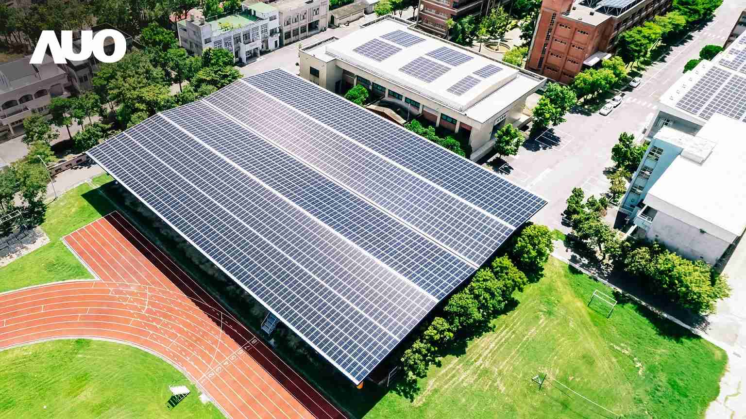 MG电玩SunSteel光电整合型浪板具备快速安装、、、轻量化优势,,,可提升15%发电效能,,通过国际IEC与台湾VPC认证安全、、、防漏、、耐候标准