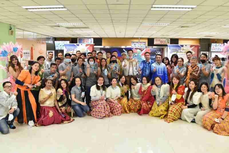 友達推動「安心、、、創新、、用心、、、、同心、、、盡心」五星職旅，，，，為菲籍員工打造全方位照護，，，，首度贏得「人權實踐與發展領袖獎」殊榮