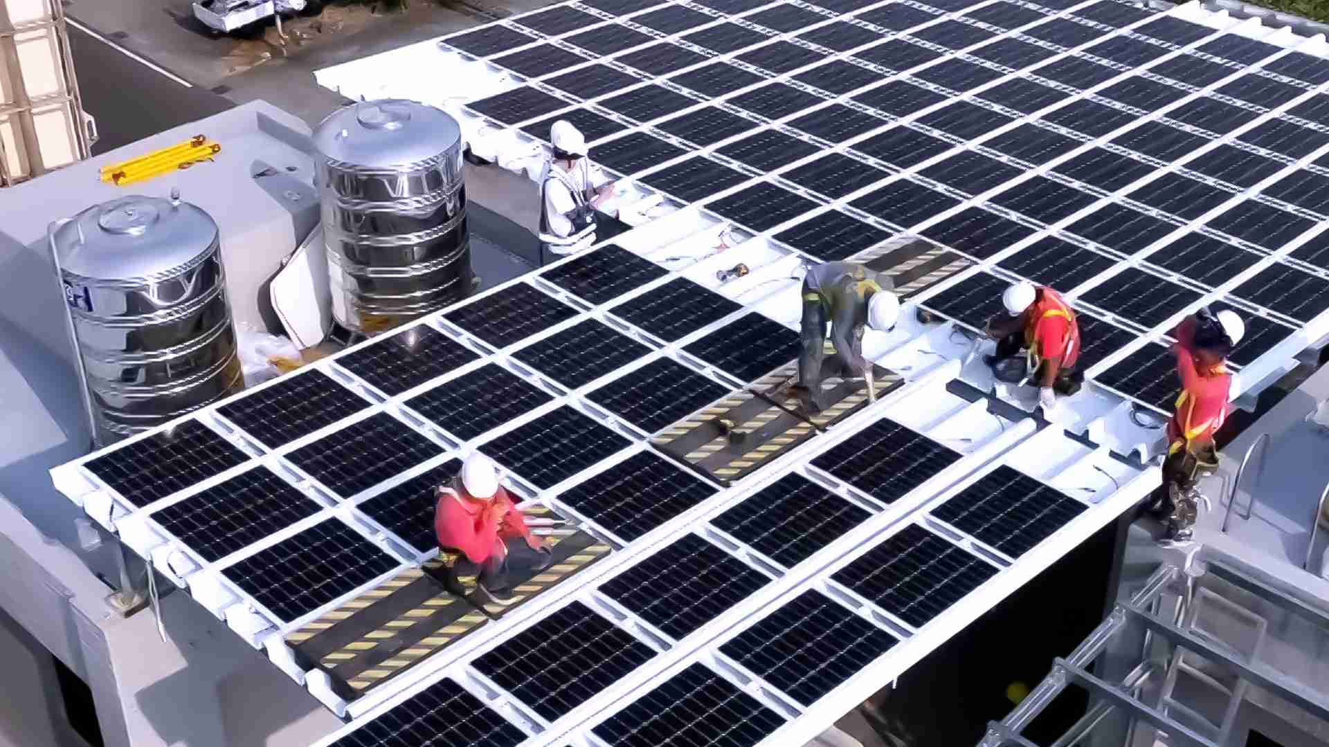 MG电玩着力于替代能源之技术研发，，，如光电浪板的相关制程、、设备与产品，，其中所开发之光电整合型浪板，，减少传统金属支架安装，，，更提升耐候度，，，可广泛运用于多元场域，，并辅助建筑达到净零碳排目标