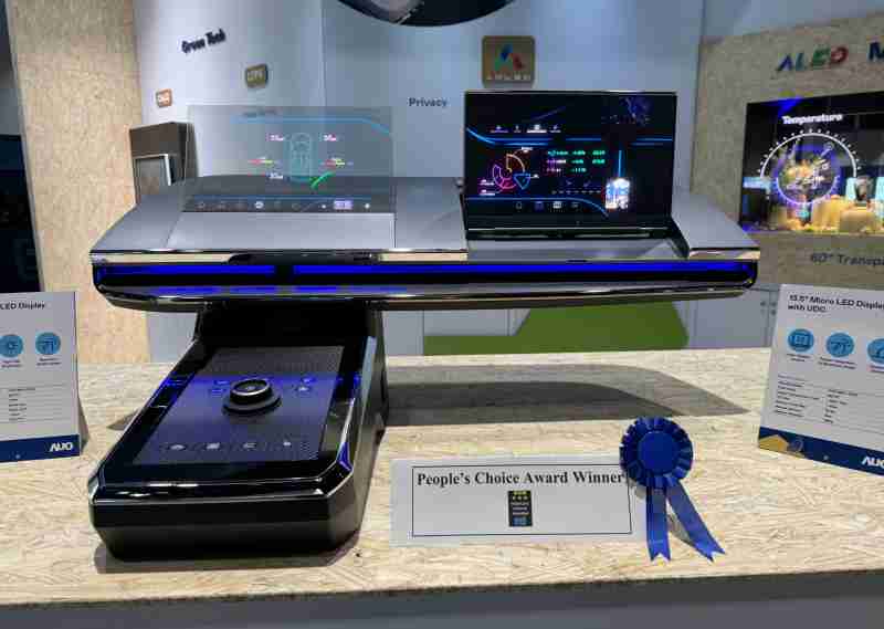 MG电玩车用Micro LED Display HMI解决方案获”最佳车用显示奖”，，以用户为中心开发，，针对前座驾驶与乘客设计兼具娱乐与安全的高画质屏幕，，包含车舱前座的Micro LED透明屏幕及全球首款内建镜头的智慧Micro LED显示器