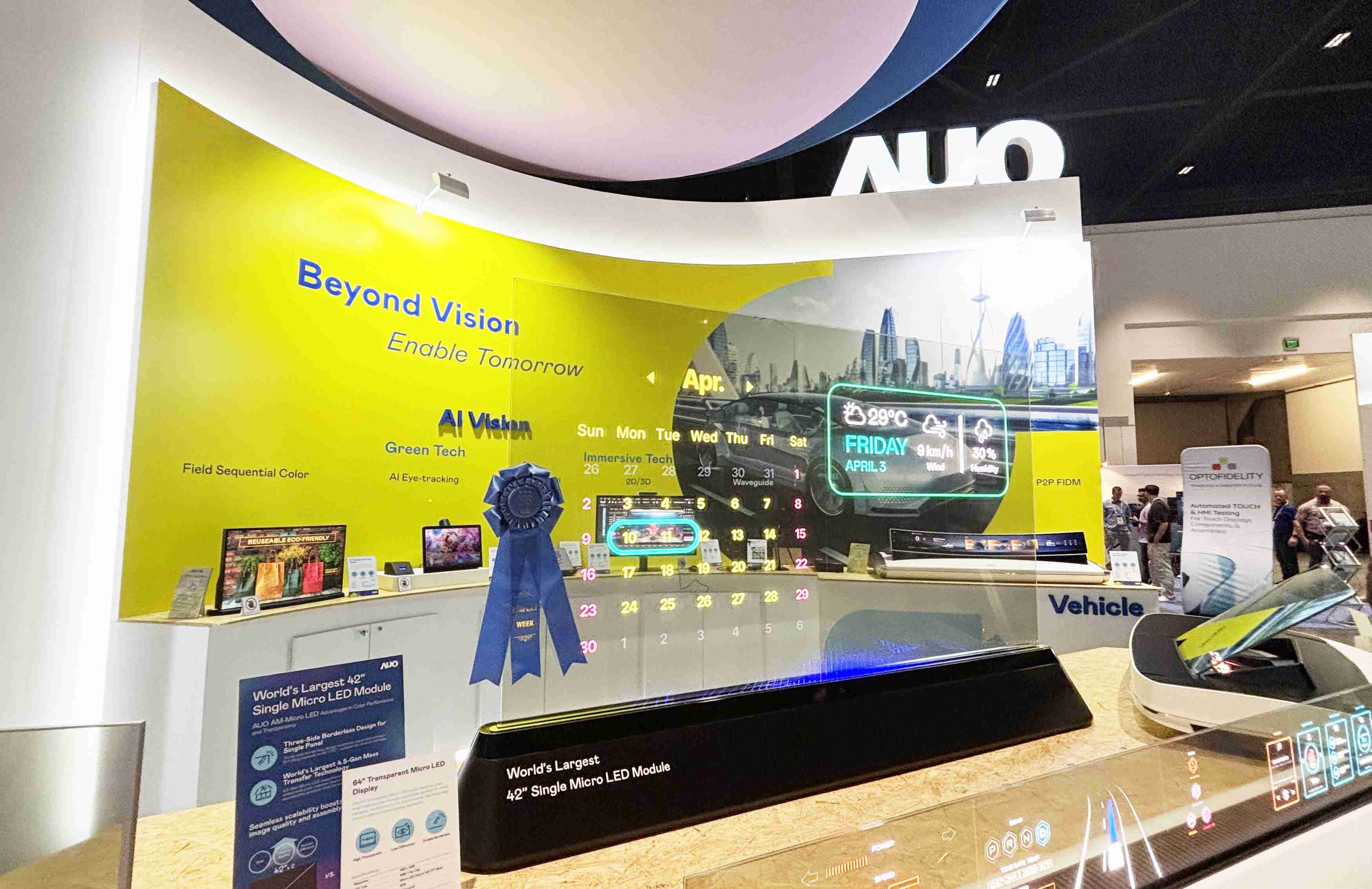 MG电玩64吋透明Micro LED显示器获〝最佳Micro LED技术应用奖〞，，，其绝妙的透明穿透特性，，，，同时具备1,000 nits的高亮度表现，，并透过精细的无缝拼接延伸，，可依需求灵活应用于多元场域，，，，展现出Micro LED显示技术划时空的无限潜力