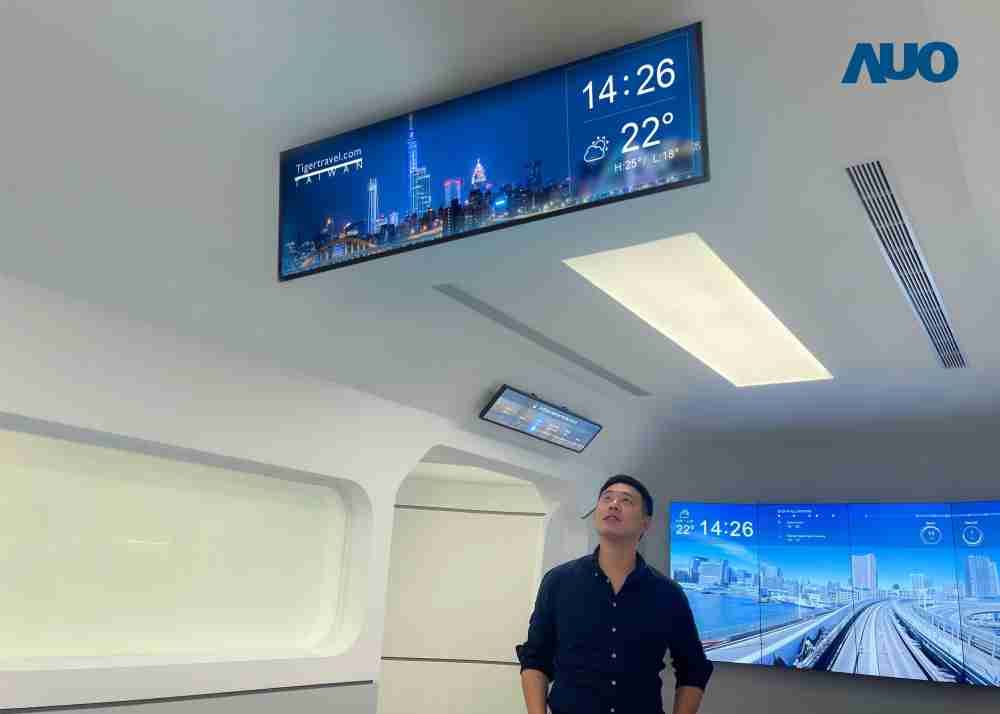 达擎TARTAN “37吋超薄双屏车厢显示器” 采用单一背光设计，，，将双面显示器厚度大幅缩减至12mm，，，，支持长条屏 32:9 规格，，，突破传统分辨率限制，，提供旅客更清晰实时的乘车信息及广告讯息